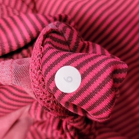 033- Lululemon Tank with mesh - Picture 3 of 3